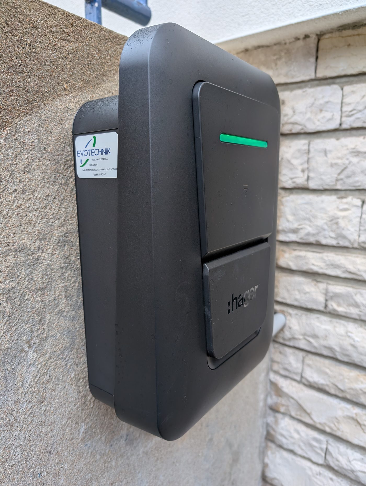 Borne de recharge Hager installée par Evotechnik à Fontaine-lès-Dijon