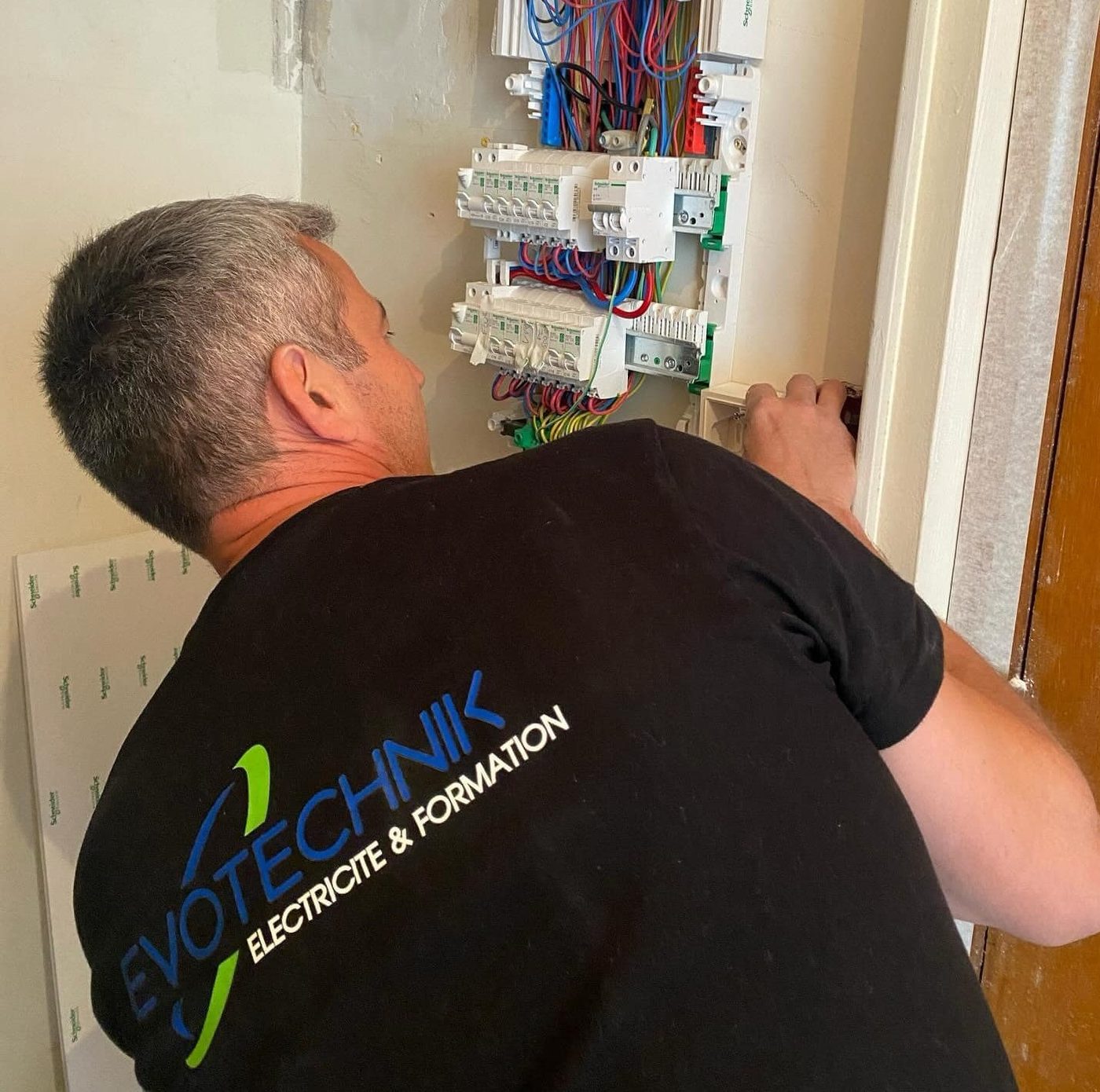 Intervention sur un tableau électrique par Evotechnik